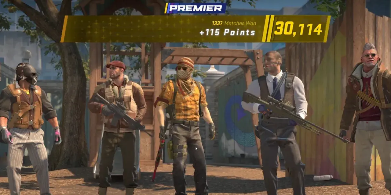 Pięciu graczy z gry Counter-Strike 2, w tym jeden z karabinem snajperskim, na tle ekranu z wynikami.