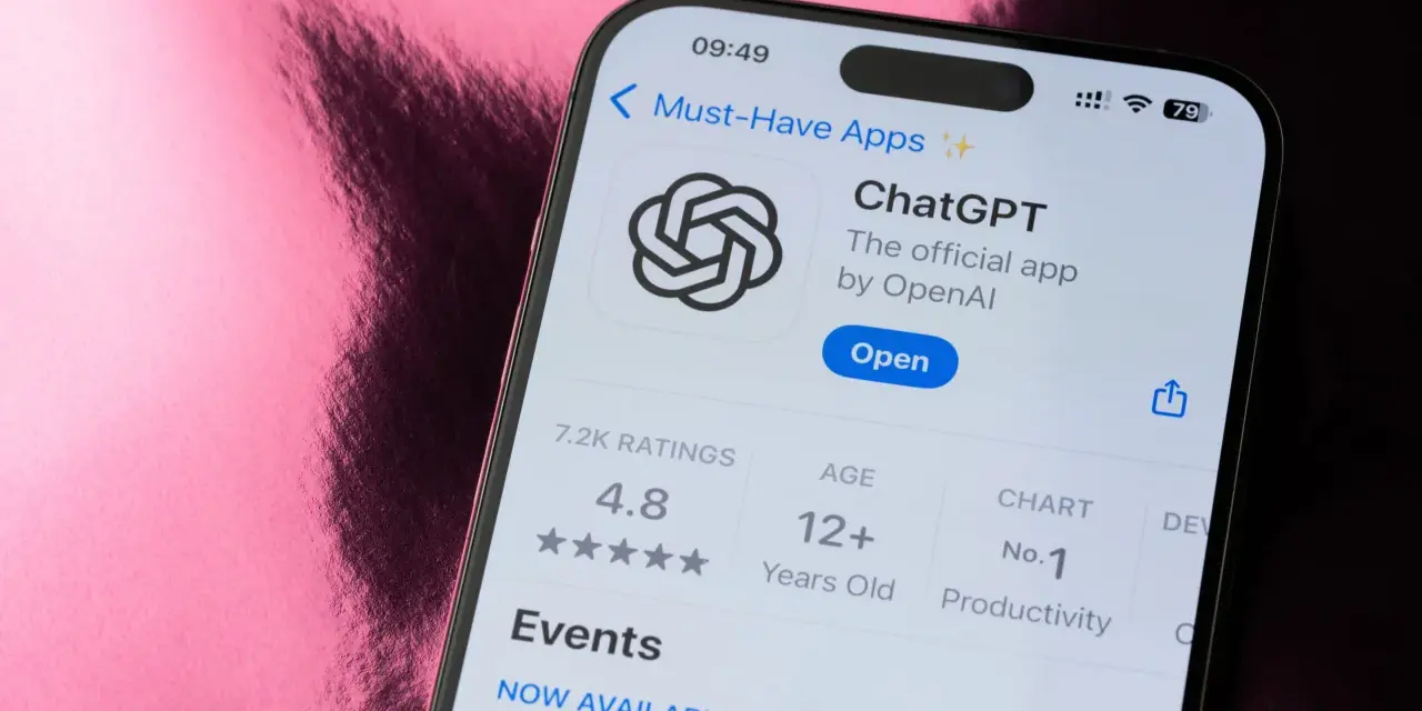 Ekran telefonu z aplikacją ChatGPT, która jest oficjalną aplikacją OpenAI.