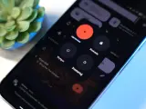 Menu telefonu z opcją "Wyłącz", pokazujące jak wyłączyć telefon. Obok przyciski alarmowe i blokada.