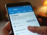 Palec dotyka przycisku "Delete my account" na ekranie telefonu, pokazując, jak usunąć konto na Telegramie.