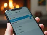 Telefon w dłoni, na ekranie opcje "Change PIN" – jak zmienić pin w telefonie, by zwiększyć bezpieczeństwo.