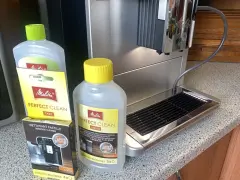 Płyn i tabletki Melitta Perfect Clean do odkamieniania ekspresu. Zestaw do czyszczenia ekspresu ciśnieniowego.