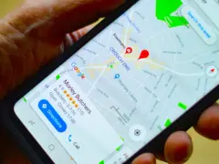 Na ekranie telefonu widoczna jest mapa Google z zaznaczonym czerwonym punktem i informacją o "Morley Butchers". To pinezka Google, która pomaga znaleźć lokal.