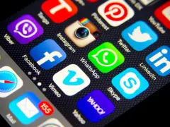 Ekran telefonu z ikonami aplikacji: Viber, Facebook, Instagram, WhatsApp, Twitter, LinkedIn, Skype, Yahoo, Mail. Nagrywanie ekranu.