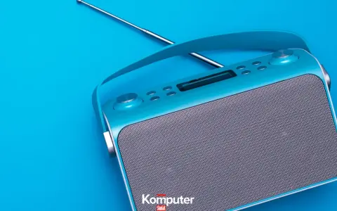Turkusowe radio z anteną, gotowe do odbioru ulubionych stacji w jakości dab+.