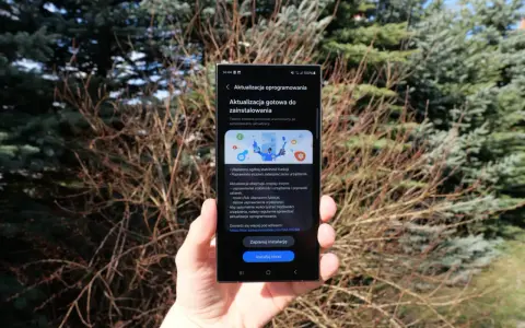 Telefon z systemem Android 15 gotowy do aktualizacji. Widać ekran z informacją o poprawkach stabilności i bezpieczeństwa.
