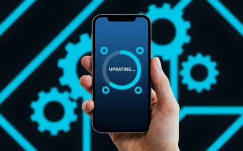 Dłoń trzyma smartfon z ekranem pokazującym pasek postępu "UPDATING..." i ikonki kół zębatych. Tło to schematyczne, neonowe koła zębate.