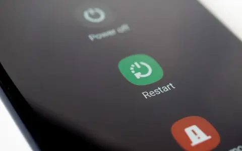 Ekran telefonu z opcją Restart. Po naciśnięciu przycisku telefon wykona reboot.