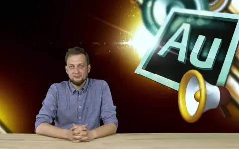 Mężczyzna siedzi przy biurku, obok logo Adobe Audition i megafonu.