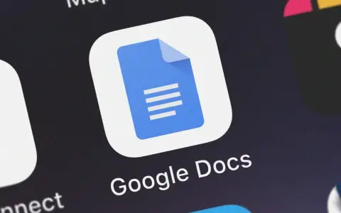 Ikona Google Docs na ekranie smartfona. To narzędzie ułatwia tworzenie i edycję dokumentów, a także stanowi ważny element kopii zapasowej Google.