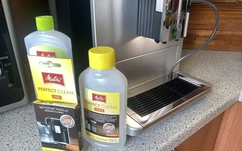 Płyn i tabletki Melitta Perfect Clean do odkamieniania ekspresu. Zestaw do czyszczenia ekspresu ciśnieniowego.