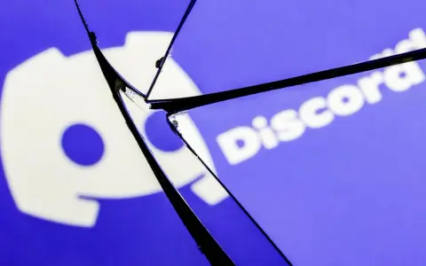 Rozbite lustro z logo Discord. Od ilu lat jest Discord? Od 2015 roku platforma ta zyskała ogromną popularność.