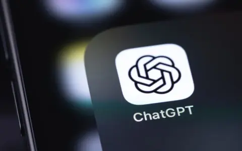 Ikona aplikacji ChatGPT na ekranie smartfona. Odkryj możliwości darmowego czatu GPT po polsku i rozmawiaj z AI.