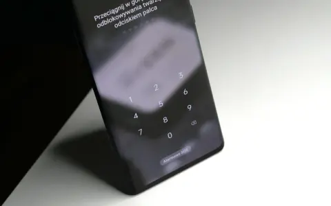 Ekran blokady Samsung z klawiaturą numeryczną i instrukcją "Przeciągnij w górę, aby użyć odblokowywania twarzą lub odciskiem palca". Pomoc, jak odblokować telefon Samsung, gdy zapomni się kodu.