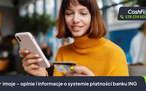 Uśmiechnięta dziewczyna z kartą płatniczą w dłoni i telefonem. imoje - opinie i informacje o systemie płatności banku ING.