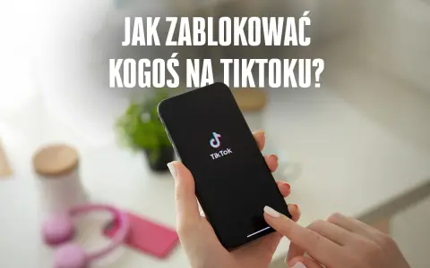 Dłoń trzyma telefon z logo TikToka, a na ekranie widnieje pytanie: "Jak zablokować kogoś na TikToku?".