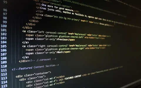 Fragment kodu HTML wyświetlający strukturę strony internetowej na ciemnym tle.