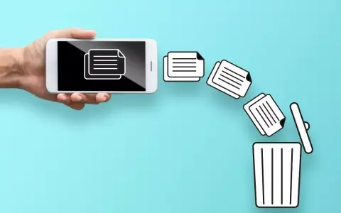 Dłoń trzyma telefon, z którego wypadają dokumenty prosto do kosza. Tak właśnie działa kosz w telefonie, gdy usuwasz pliki.