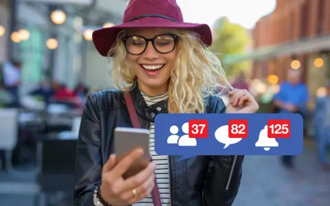 Szukasz informacji, jak usunąć konto na FB na telefonie? Uśmiechnięta dziewczyna z telefonem i powiadomieniami na ekranie.