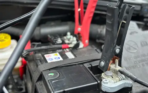 Jak podłączyć kable do akumulatora? Bezpieczny poradnik krok po kroku