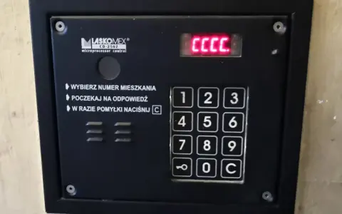 Jak otworzyć domofon Fermax kodem? Praktyczny przewodnik krok po kroku