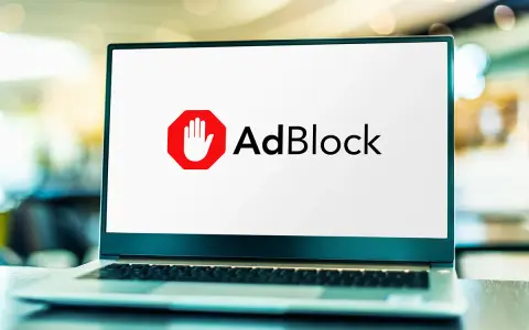 Laptop z logo AdBlock. Dowiedz się, jak wyłączyć adblocka, aby zobaczyć treści.