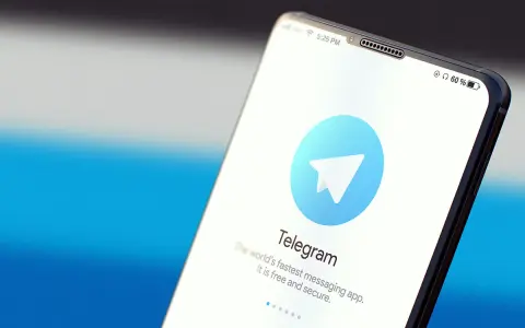 Ekran smartfona z logo Telegram i napisem "The world's fastest messaging app. It is free and secure." - czy telegram jest bezpieczny?