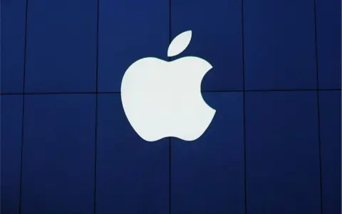 Białe logo Apple na granatowym tle. Symbolizuje wolność wyboru i innowacje w świecie technologii.