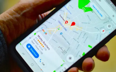 Na ekranie telefonu widoczna jest mapa Google z zaznaczonym czerwonym punktem i informacją o "Morley Butchers". To pinezka Google, która pomaga znaleźć lokal.