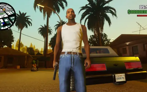 Postać z GTA San Andreas w białej koszulce i niebieskich jeansach, z pistoletem w ręku, na tle dzielnicy mieszkalnej.