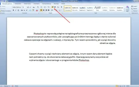 Jak zrobić akapit w Wordzie? Wskazówka na pasku narzędzi pokazuje opcje formatowania tekstu, w tym wyrównanie i interlinia.