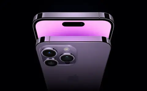 Nowy iPhone 14 Pro z fioletowym wykończeniem i potrójnym aparatem. Premiera zapowiada rewolucję w fotografii mobilnej.