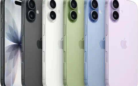 Pięć smartfonów w różnych kolorach: czarnym, białym, zielonym, niebieskim i fioletowym. Zbliżenie na tył telefonów, gdzie widoczne są aparaty i logo Apple. Wymiary iPhone 17 mogą być podobne do tych modeli.