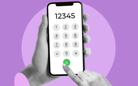 Dłoń trzyma smartfon z klawiaturą numeryczną. Palec naciska zieloną słuchawkę. Dowiedz się, jak sprawdzić swój numer.