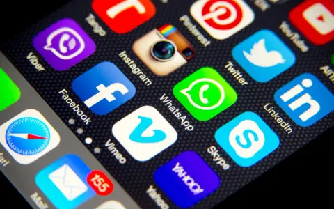 Ekran telefonu z ikonami aplikacji: Viber, Facebook, Instagram, WhatsApp, Twitter, LinkedIn, Skype, Yahoo, Mail. Nagrywanie ekranu.