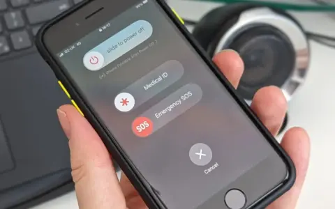Ekran iPhone'a pokazuje opcje wyłączenia: "slide to power off", "Medical ID" i "Emergency SOS". Dowiedz się, jak wylaczyc iPhone.
