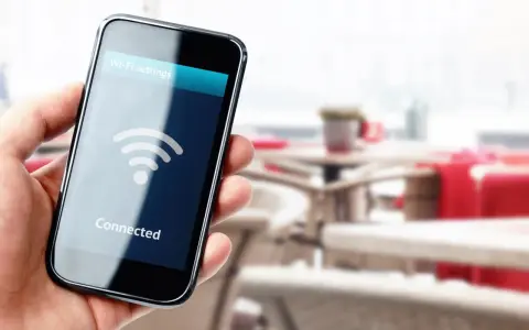 Dłoń trzyma smartfon z ikoną Wi-Fi i napisem "Connected".
