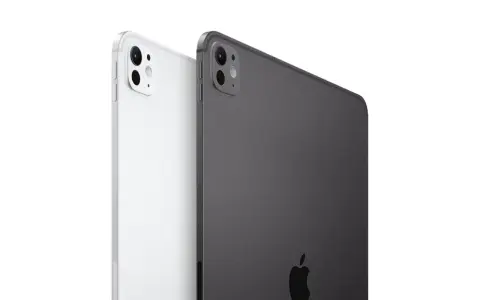 Dwa najnowsze iPady Pro, biały i grafitowy, prezentują swoje aparaty i logo Apple.