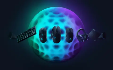 Klawiatura, myszy, słuchawki i głośniki Logitech unoszą się przed neonową kulą. Logitech gaming software pozwala na personalizację tych urządzeń.