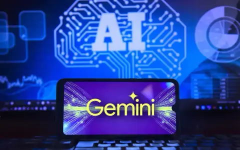 Na ekranie telefonu widnieje logo Gemini, symbolizujące rozwój sztucznej inteligencji. To właśnie gemini co to jest, czyli zaawansowany model AI.