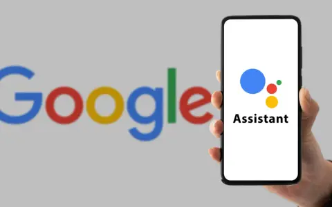 Dłoń trzyma smartfon z logo Asystenta Google na ekranie, w tle logo Google.