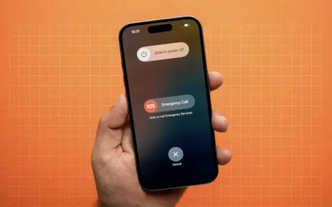 Dłoń trzyma iPhone'a z ekranem wyłączania, opcją połączenia alarmowego SOS i przyciskiem Anuluj.