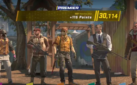 Pięciu graczy z gry Counter-Strike 2, w tym jeden z karabinem snajperskim, na tle ekranu z wynikami.