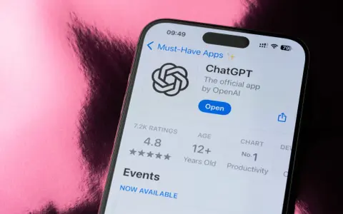 Ekran telefonu z aplikacją ChatGPT, która jest oficjalną aplikacją OpenAI.