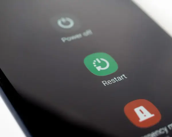 Ekran telefonu z opcją Restart. Po naciśnięciu przycisku telefon wykona reboot.