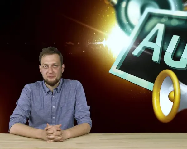Mężczyzna siedzi przy biurku, obok logo Adobe Audition i megafonu.