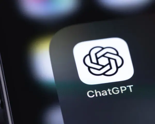 Ikona aplikacji ChatGPT na ekranie smartfona. Odkryj możliwości darmowego czatu GPT po polsku i rozmawiaj z AI.