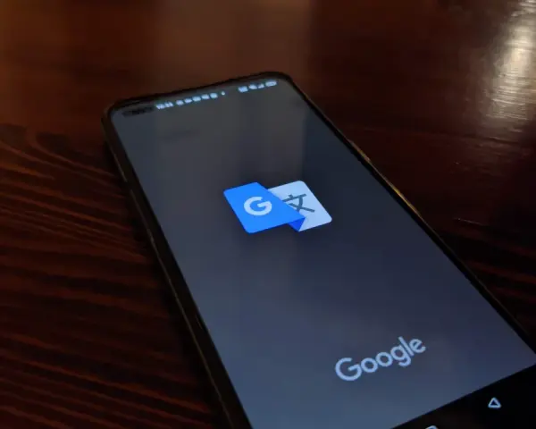 Na ekranie telefonu widoczny jest symbol aplikacji Google Translator.