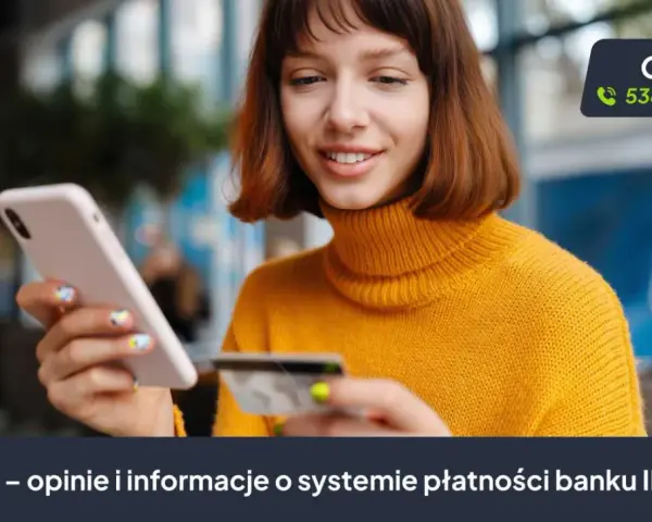 Uśmiechnięta dziewczyna z kartą płatniczą w dłoni i telefonem. imoje - opinie i informacje o systemie płatności banku ING.