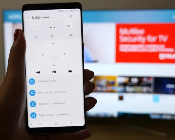 Smartfon z aplikacją do sterowania TV, umożliwiający screen mirroring. Na ekranie telefonu widoczny pilot, a na telewizorze reklama McAfee.